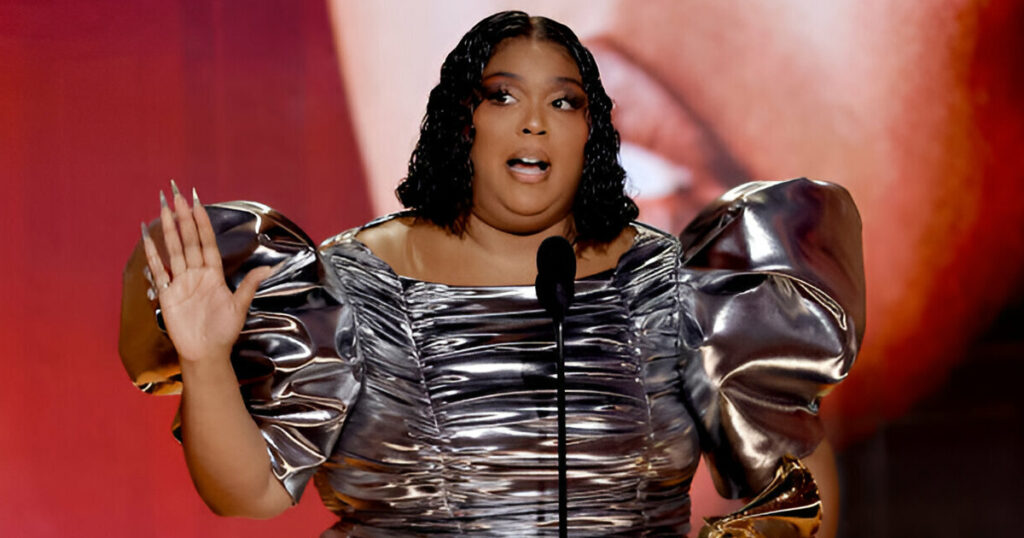 lizzo singing image